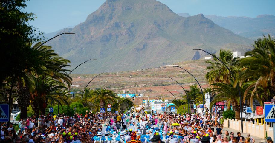 Los Cristianos rebosa ritmo y color con la celebración del Gran Coso Apoteosis del Carnaval, con más de 1.800 participantes