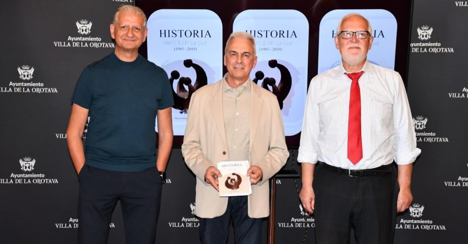 Presentado el libro Historia del CEIP La Luz de Patricio Hernández Díaz