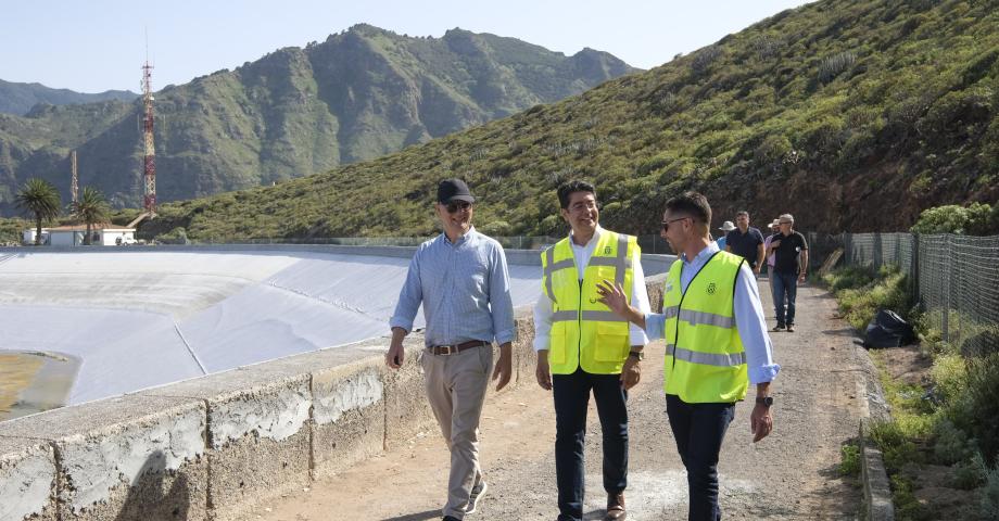 La balsa de Montaña de Taco ya está operativa y garantiza el suministro de cara al verano 