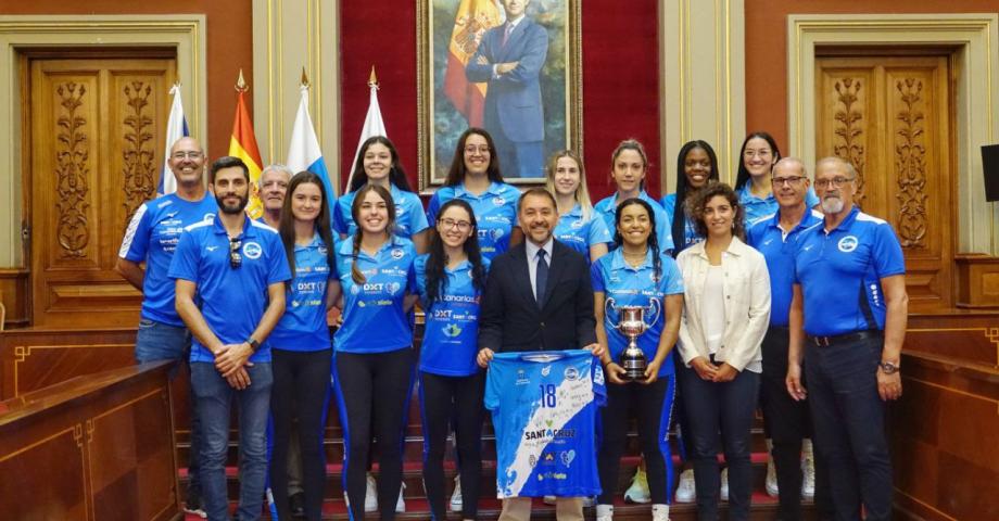 El Ayuntamiento felicita al Santa Cruz Cuesta Piedra por el ascenso a la máxima categoría