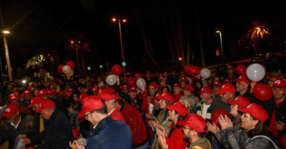 La tradicional pegada de carteles marca el inicio de la campaña electoral de ASG en La Gomera