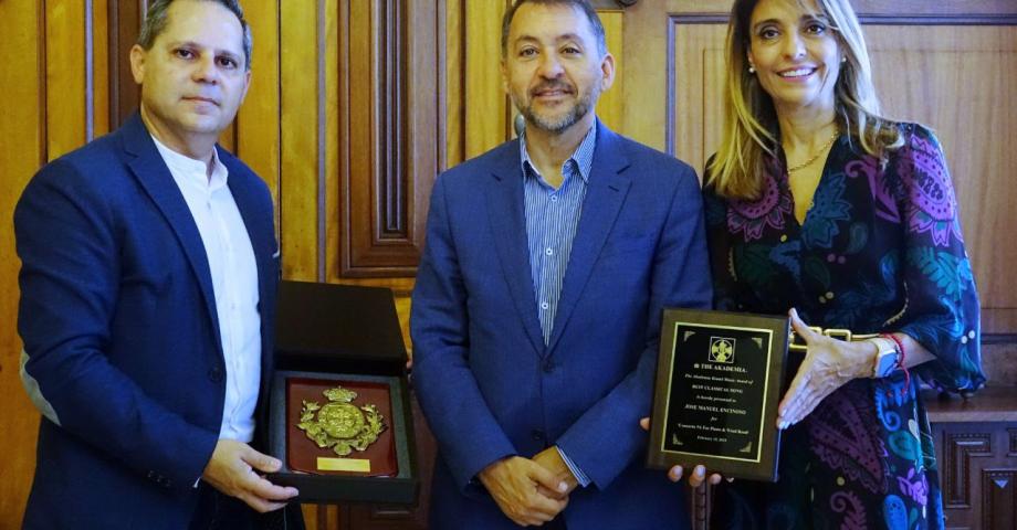 Santa Cruz recibe al músico tinerfeño José Manuel Encinoso, premiado en Los Ángeles