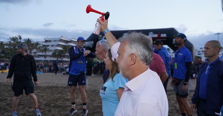 Torres asiste al Ironman de Lanzarote y remarca las pruebas deportivas de relevancia mundial que acoge Canarias cada año 