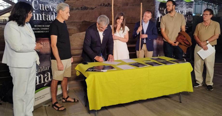 Román Rodríguez renueva el compromiso con la identidad canaria con la firma del manifiesto ‘Cueva Pintada. Agáldar’