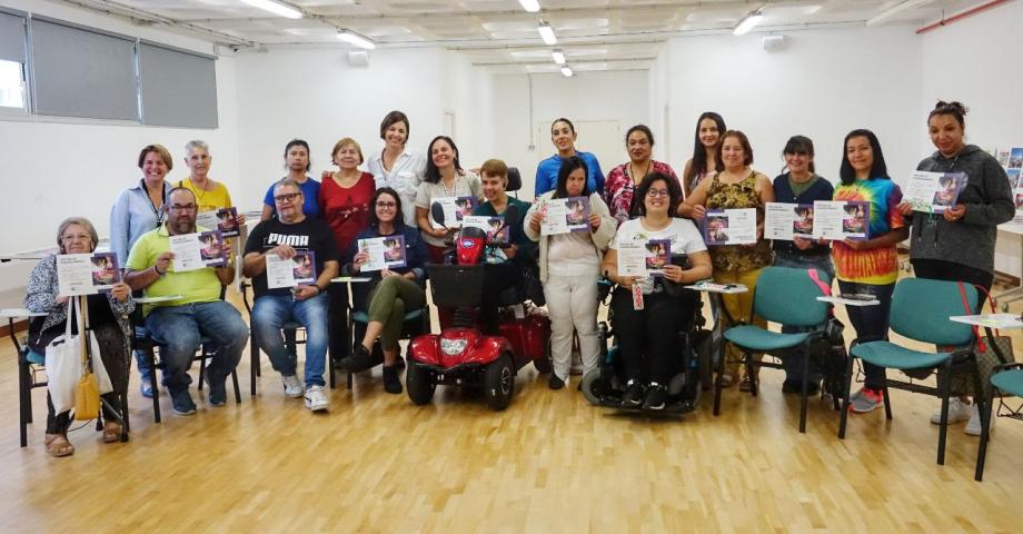 Santa Cruz entrega diplomas a las personas participantes en el proyecto Capaz-Arte