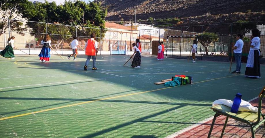 Los centros educativos acogen una serie de talleres artesanales para conmemorar el Día de Canarias