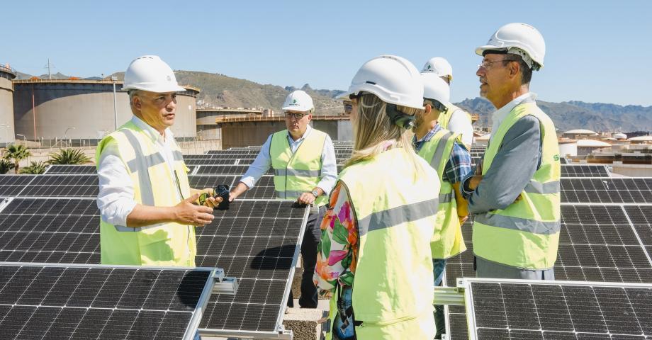 El Cabildo finalizará en septiembre la primera fase del plan para la instalación de placas fotovoltaicas en las balsas de la isla