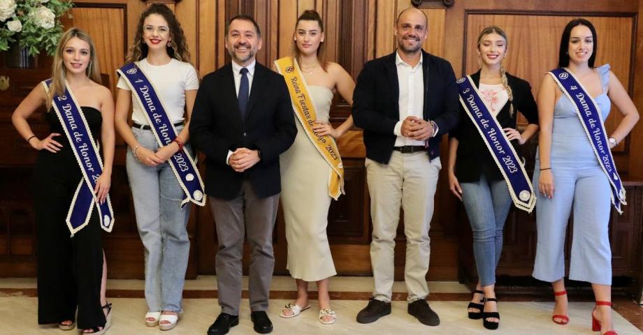 El alcalde de Santa Cruz recibe a la reina y damas de honor de las Fiestas de Mayo