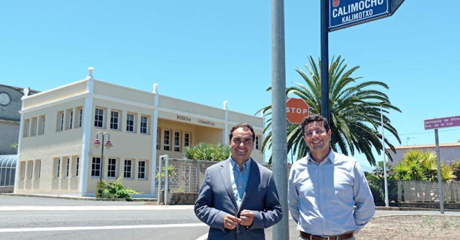 La vía que une la fábrica de Coca Cola y la Bodega Comarcal de Tacoronte ha pasado a denominarse Calle Calimocho-Kalimotxo