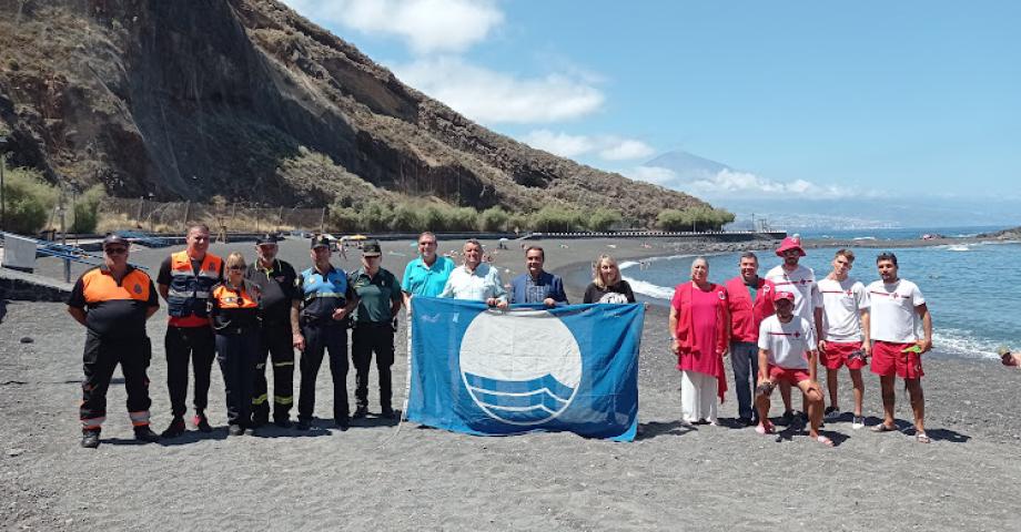 El municipio luce la Bandera Azul en la playa de La Arena cumpliendo más de dos décadas de estándares de calidad