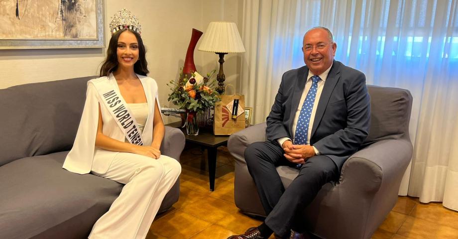 El alcalde de El Sauzal recibe a Carla Castro Castellano, nueva Miss Mundo Tenerife 