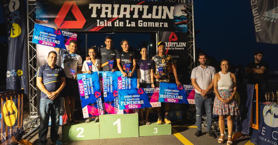 Ricardo Hernández y Raquel Arostegui se alzan con la victoria del Triatlón Isla de La Gomera 2023