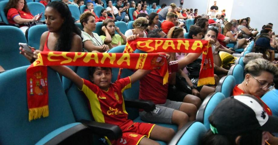 Más de 500 personas celebran el triunfo mundialista de España y Misa Rodríguez en el Teatro Municipal