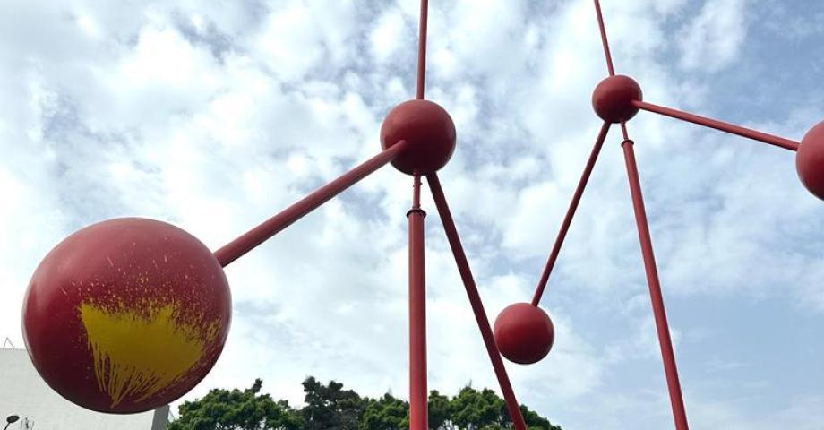 Lanzan pintura a la escultura de la plaza de la República Dominicana