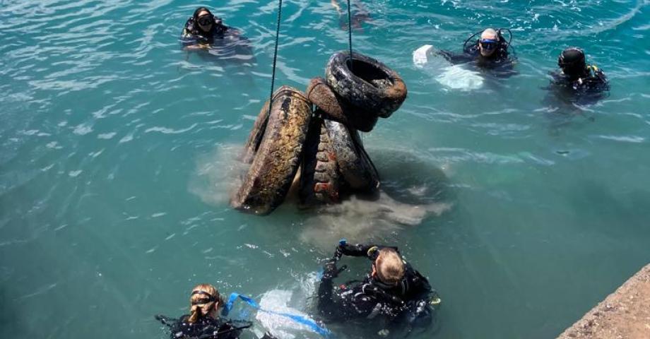 Éxito de limpieza submarina en los fondos de Caleta de Fuste