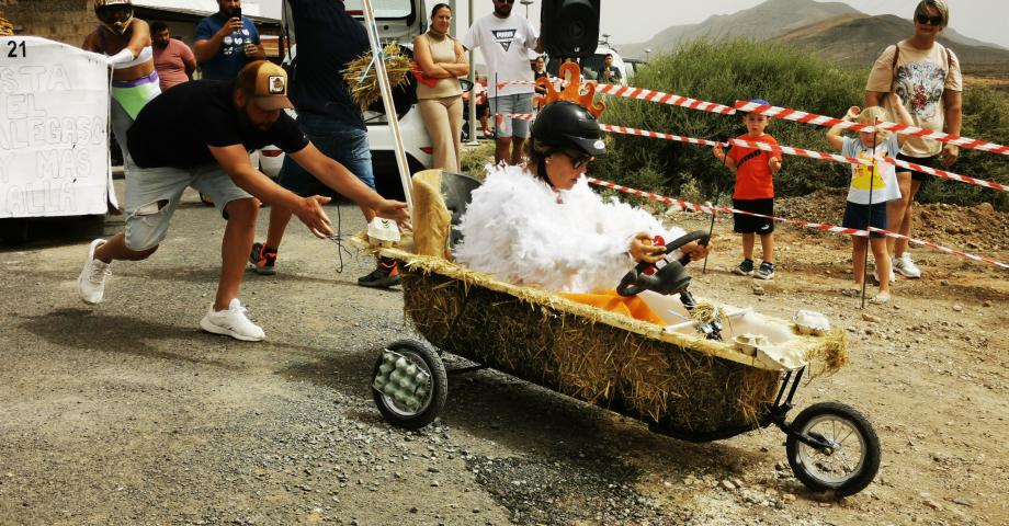 Casillas de Morales celebra la divertida y arriesgada VII Carrera de Tartanas en la pendiente del Cantil