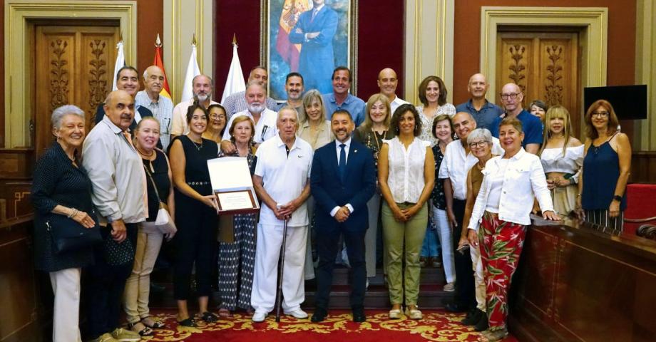 Santa Cruz reconoce la trayectoria del nadador Gregorio Tavío a sus 96 años