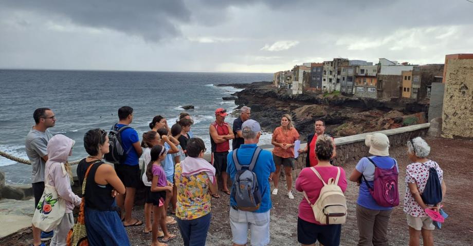 La Concejalía de Playas organiza una limpieza de choque con voluntarios en Palos y San Borondón