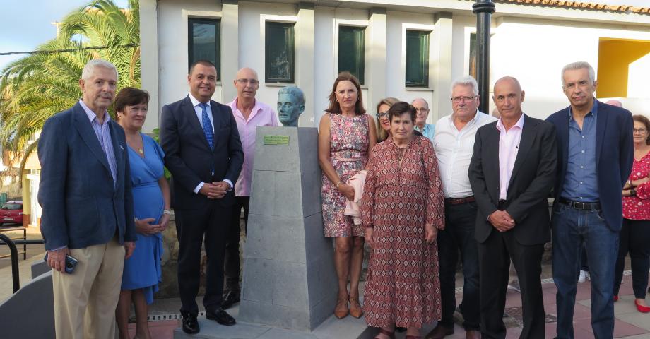 Sentido homenaje a Manuel Batista Santana en la inauguración de su busto en la plaza de Casas de Aguilar