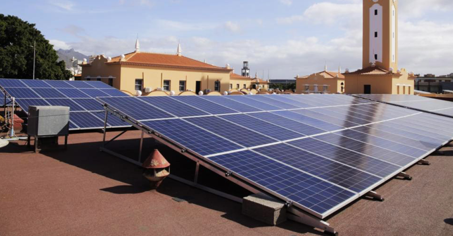 El Consistorio licitará la instalación de plantas fotovoltaicas en 12 dependencias municipales