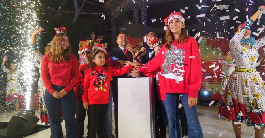 Más de dos millones de bombillas LED iluminan desde hoy la Navidad en las calles de Santa Cruz
