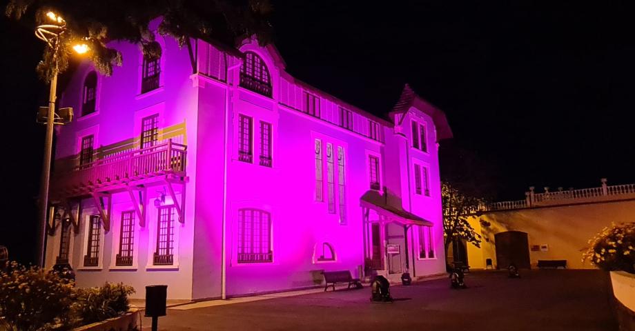 La iluminación de la fachada del espacio cultural doña Chana cierra la celebración del día internacional de eliminación de la violencia contra la mujer