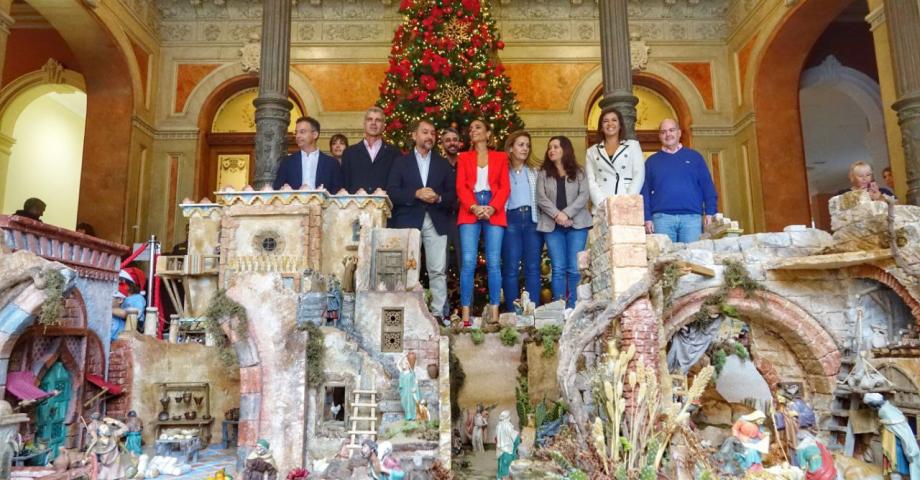 Santa Cruz instala su tradicional belén, de estilo bíblico, en la entrada del Palacio Municipal