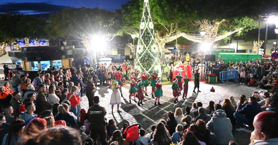 Preciosos Elfos llenaron de alegría y magia las calles de Guía en la Gran Cabalgata de Navidad