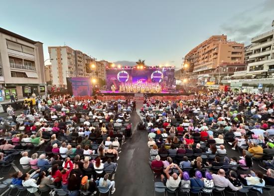 El Encuentro de Murgas de Tenerife hace vibrar el recinto del Carnaval Internacional de Los Cristianos 2023