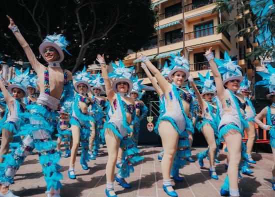 Miles de residentes y turistas llenan de color las calles de Los Cristianos para disfrutar la m&uacute;sica del Carnaval de D&iacute;a
