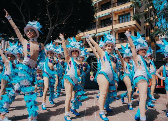 Miles de residentes y turistas llenan de color las calles de Los Cristianos para disfrutar la m&uacute;sica del Carnaval de D&iacute;a