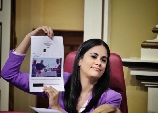 Vidina Espino pregunta a Torres por su relación personal con la empresa del caso Mascarillas que estafó al Gobierno y el presidente no responde