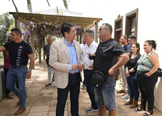 Pedro Martín se reúne con las diez cofradías de pescadores de la isla