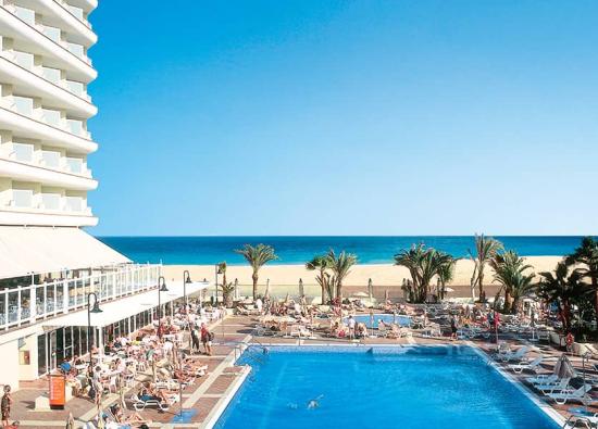 Las patronales turísticas canarias aplauden la concesión de la autorización de renovación al RIU Oliva Beach de Corralejo, Fuerteventura
