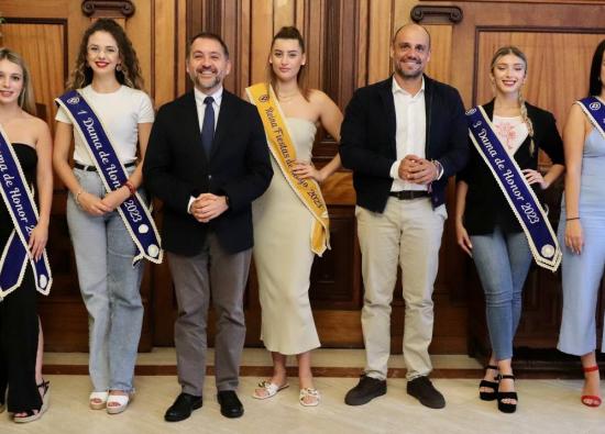 El alcalde de Santa Cruz recibe a la reina y damas de honor de las Fiestas de Mayo