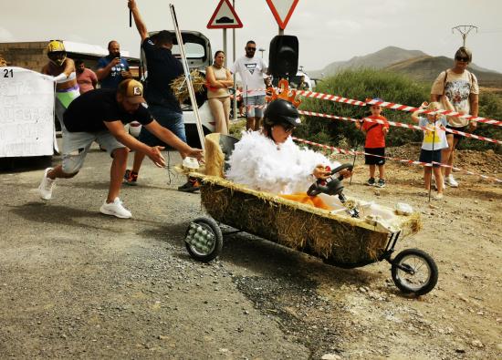 Casillas de Morales celebra la divertida y arriesgada VII Carrera de Tartanas en la pendiente del Cantil