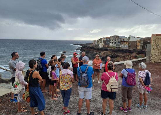 La Concejalía de Playas organiza una limpieza de choque con voluntarios en Palos y San Borondón