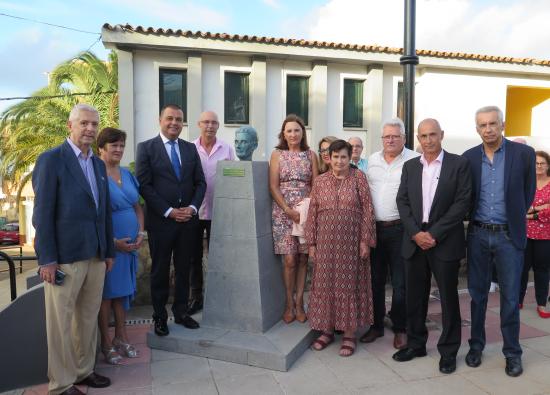 Sentido homenaje a Manuel Batista Santana en la inauguración de su busto en la plaza de Casas de Aguilar