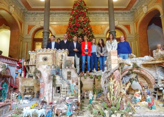 Santa Cruz instala su tradicional belén, de estilo bíblico, en la entrada del Palacio Municipal