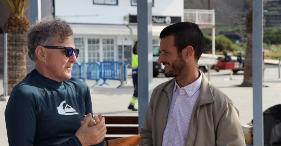 Francisco Zamarbide, primer bañista en Puerto Naos tras su reapertura