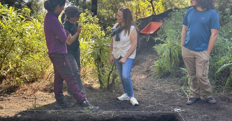 Nieves Lady Barreto comprueba en Fuencaliente los trabajos de excavación en búsqueda de represaliados de la Guerra Civil