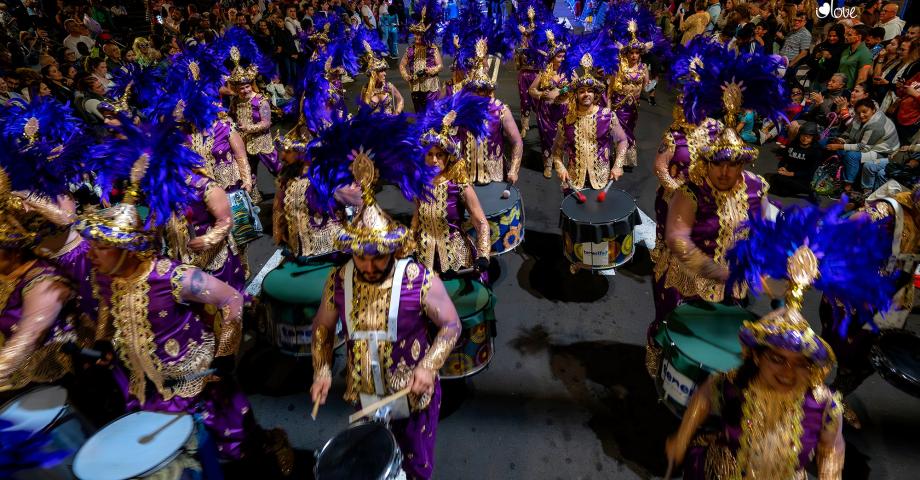 La Cabalgata Anunciadora da la salida al Carnaval callejero de Santa Cruz de Tenerife