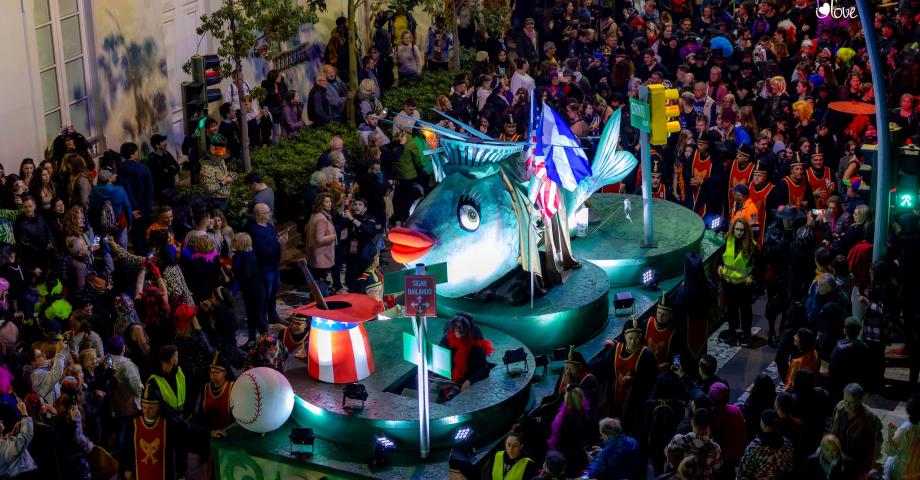 El Carnaval en la calle alcanza su ecuador con la celebración del Entierro de la Sardina