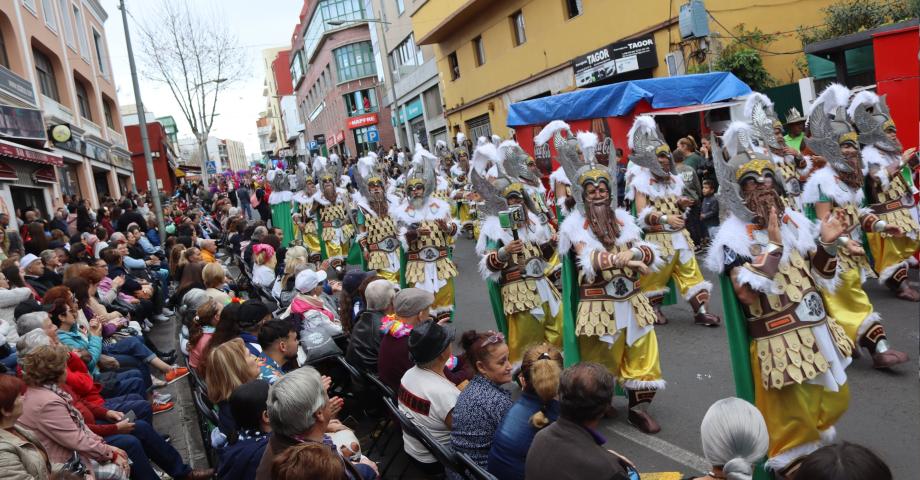 Miles de personas disfrutan del Coso Apoteosis de la Piñata Chica de Tacoronte