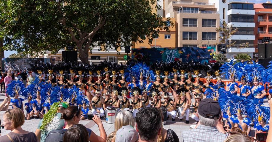 El Médano vibró con su ‘Carnaval de Día’ inundando la bahía de colorido, fantasía y buena música