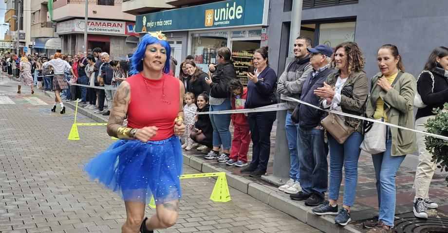 Daniel Eliecer Sosa gana la exitosa carrera de tacones del Carnaval de Telde 2024