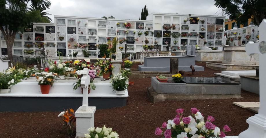 Profanan un nicho y manipulan lápidas en el cementerio de Tacoronte