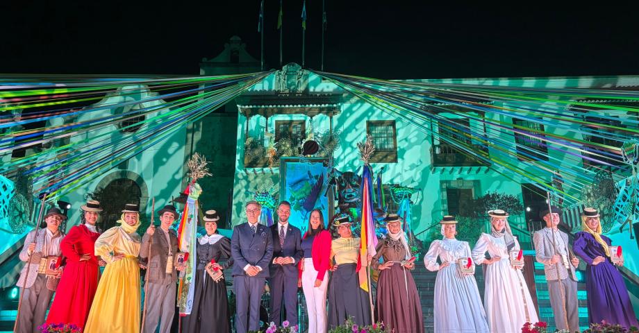 Icod ya festeja a San Marcos con un tajaraste de colores al viento