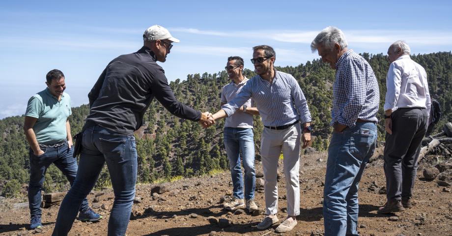 Zapata visita los trabajos de restauración en las zonas afectadas por el incendio de La Palma