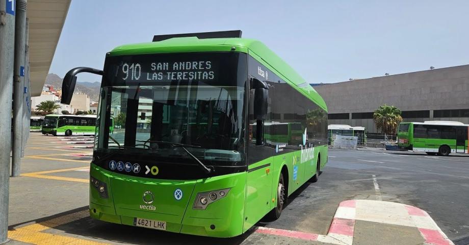 Santa Cruz incrementa para el fin de semana el refuerzo en la línea 910 a Las Teresitas